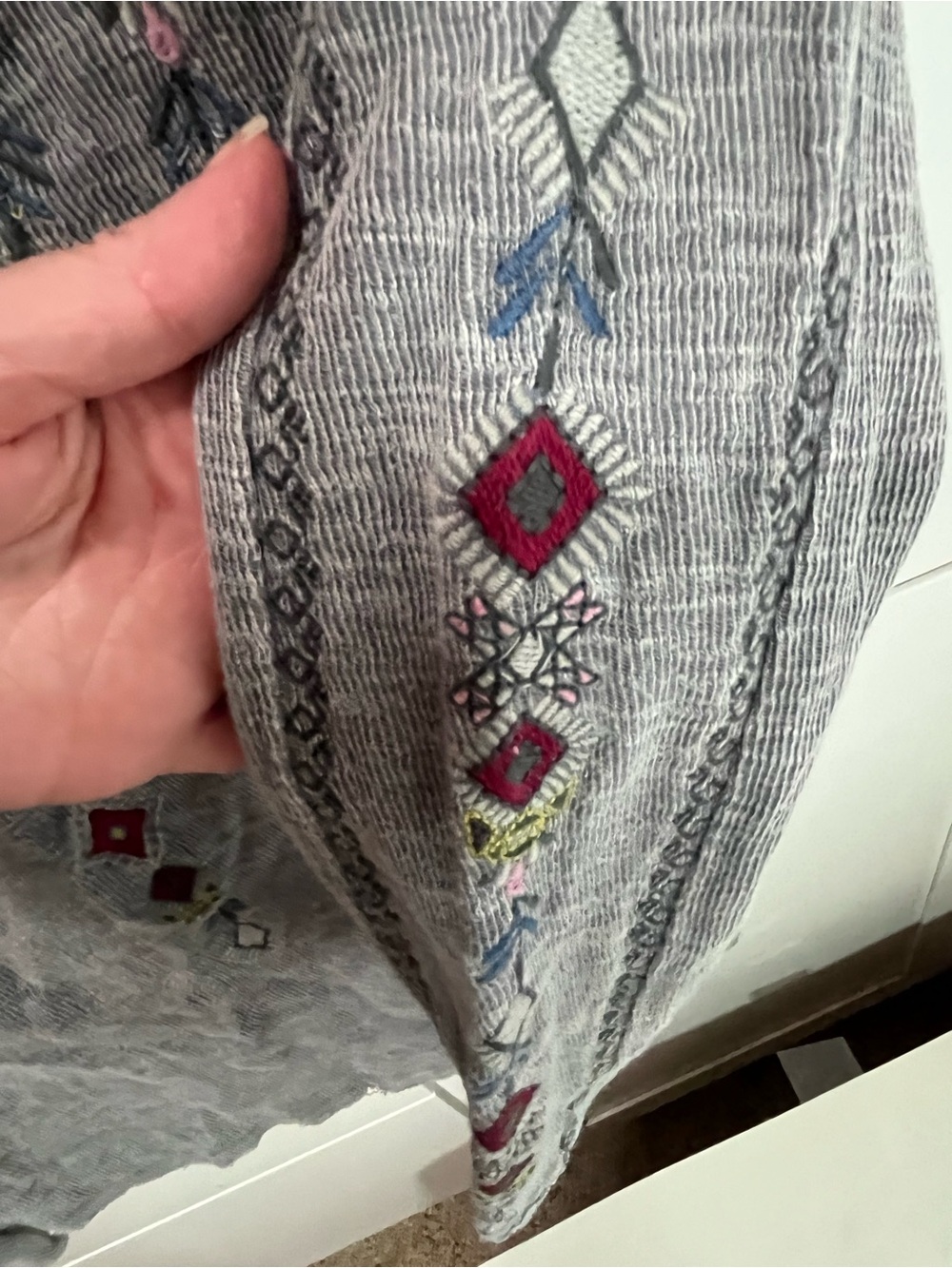 Sundance Grey Embroidered V Neck Willow Geo Henley Size Small - Picture 5 of 9